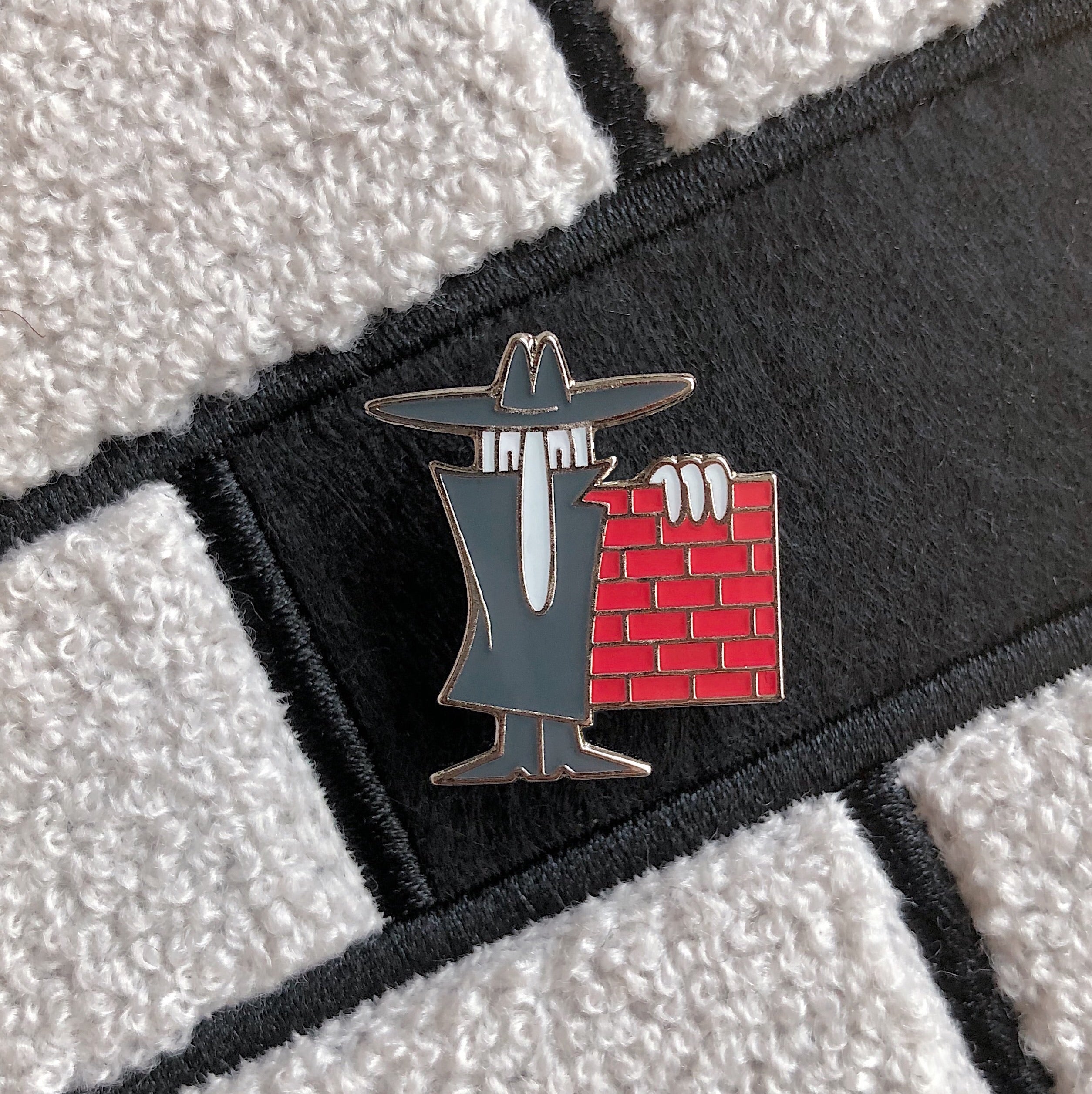Kilroy enamel pin